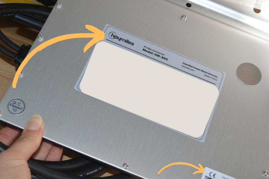 Die Hoymiles HM-800 Wechselrichter ist auch bei Smart-Home-Fox im Test und liegt in der Verpackung.